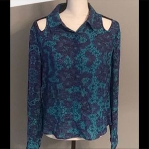 LAMOUR cold shoulder/cut out back top